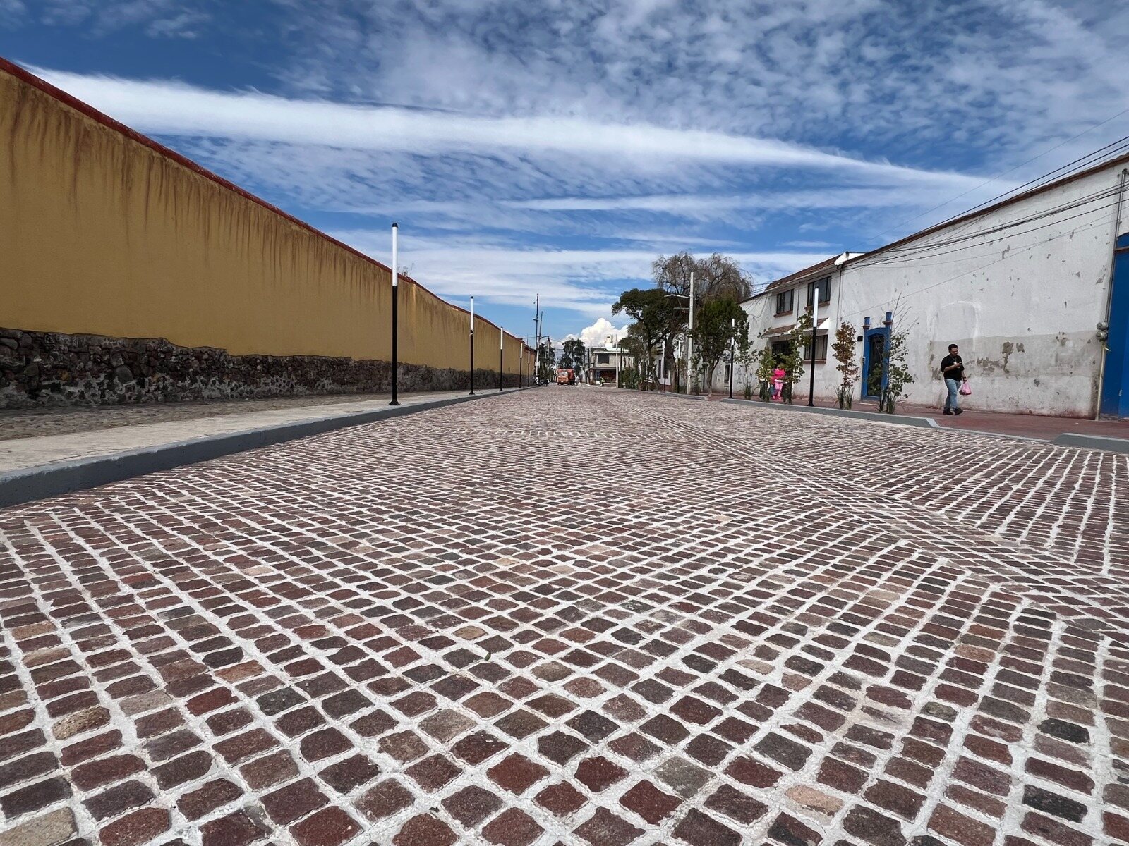 Vista final de la Calle 02 de Abril con adoquín renovado