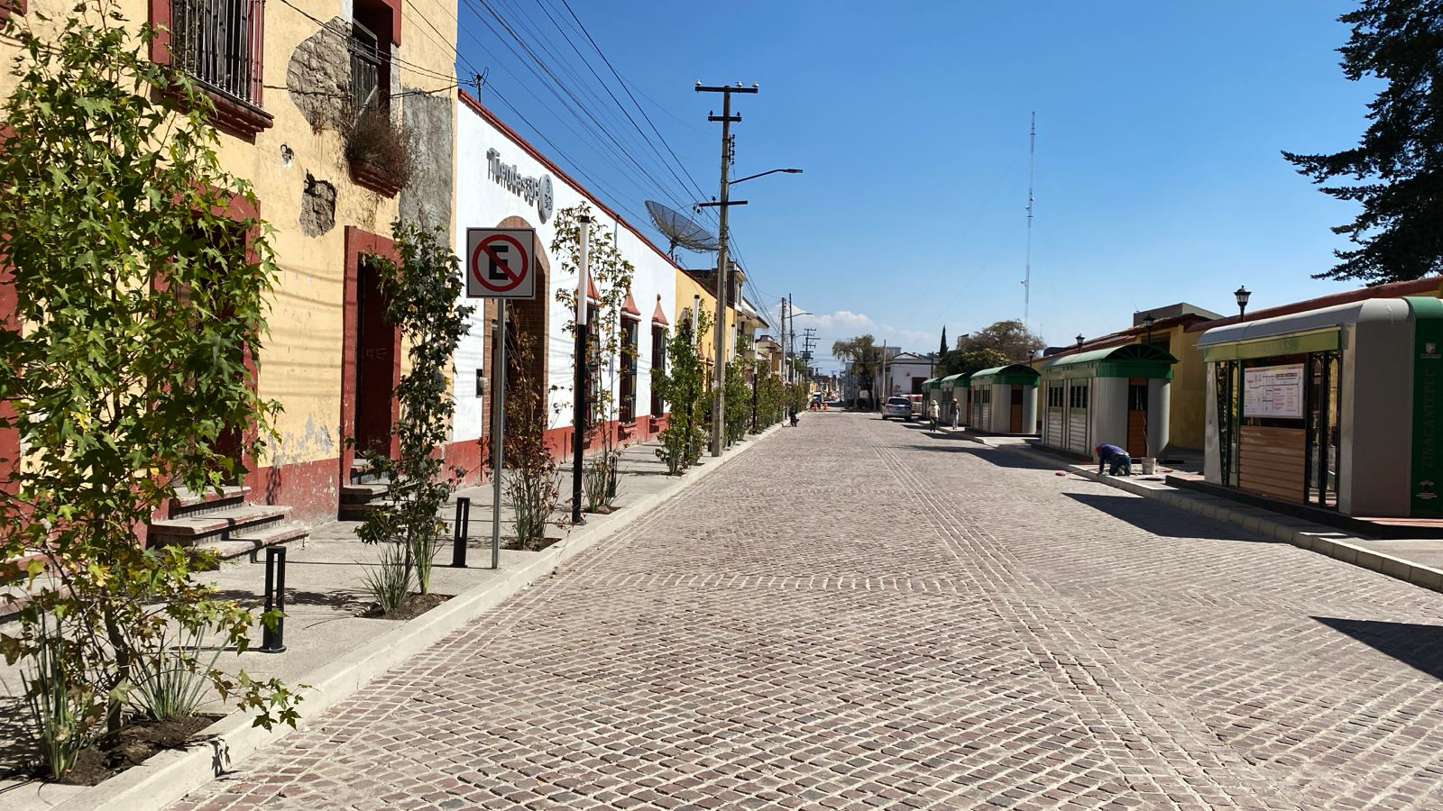 Vista terminada de la Calle Benito Juárez con adoquín, banquetas y arbolado