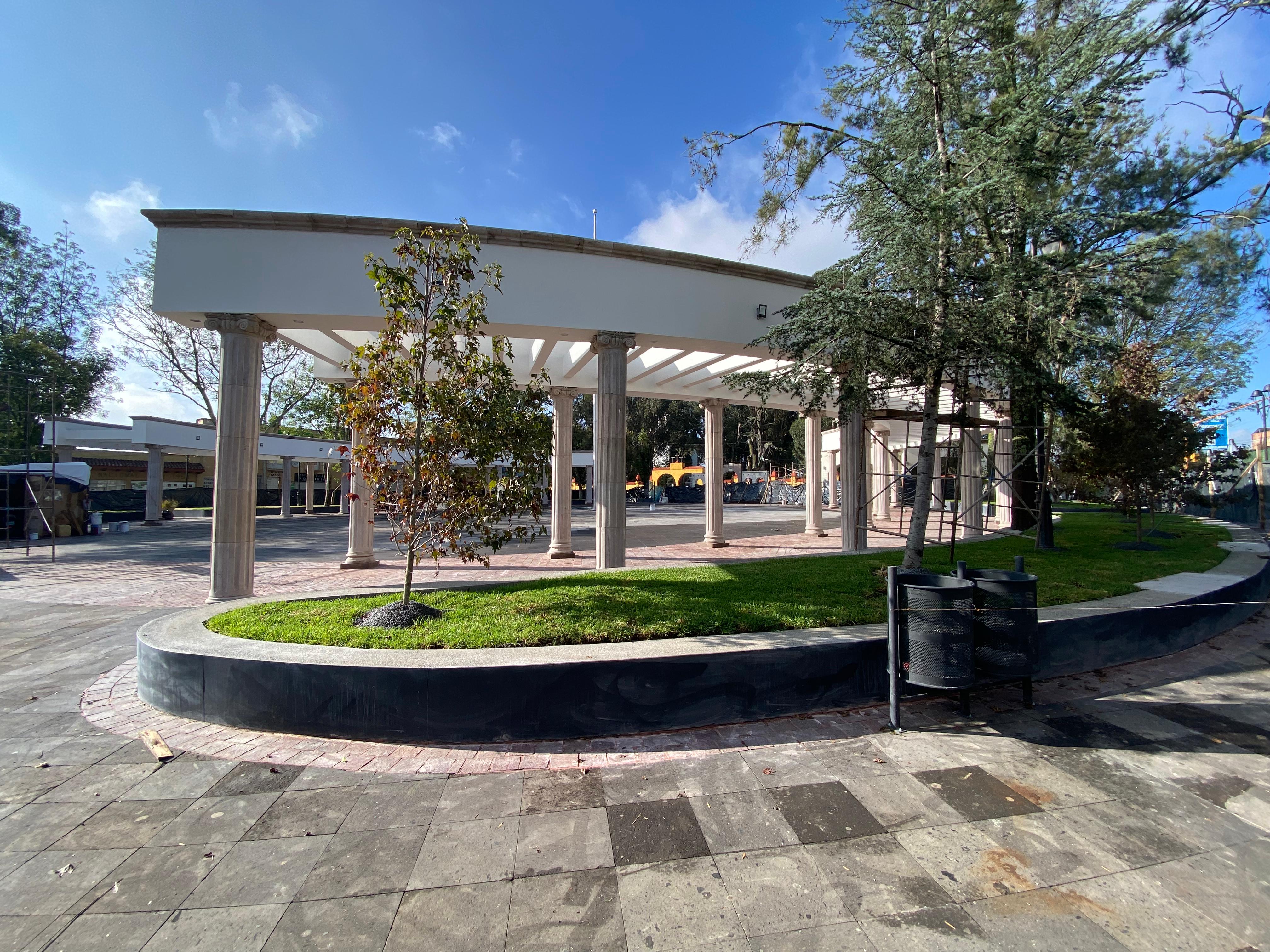 Vista general del Jardín Central de Zinacantepec con pérgola curva y áreas verdes