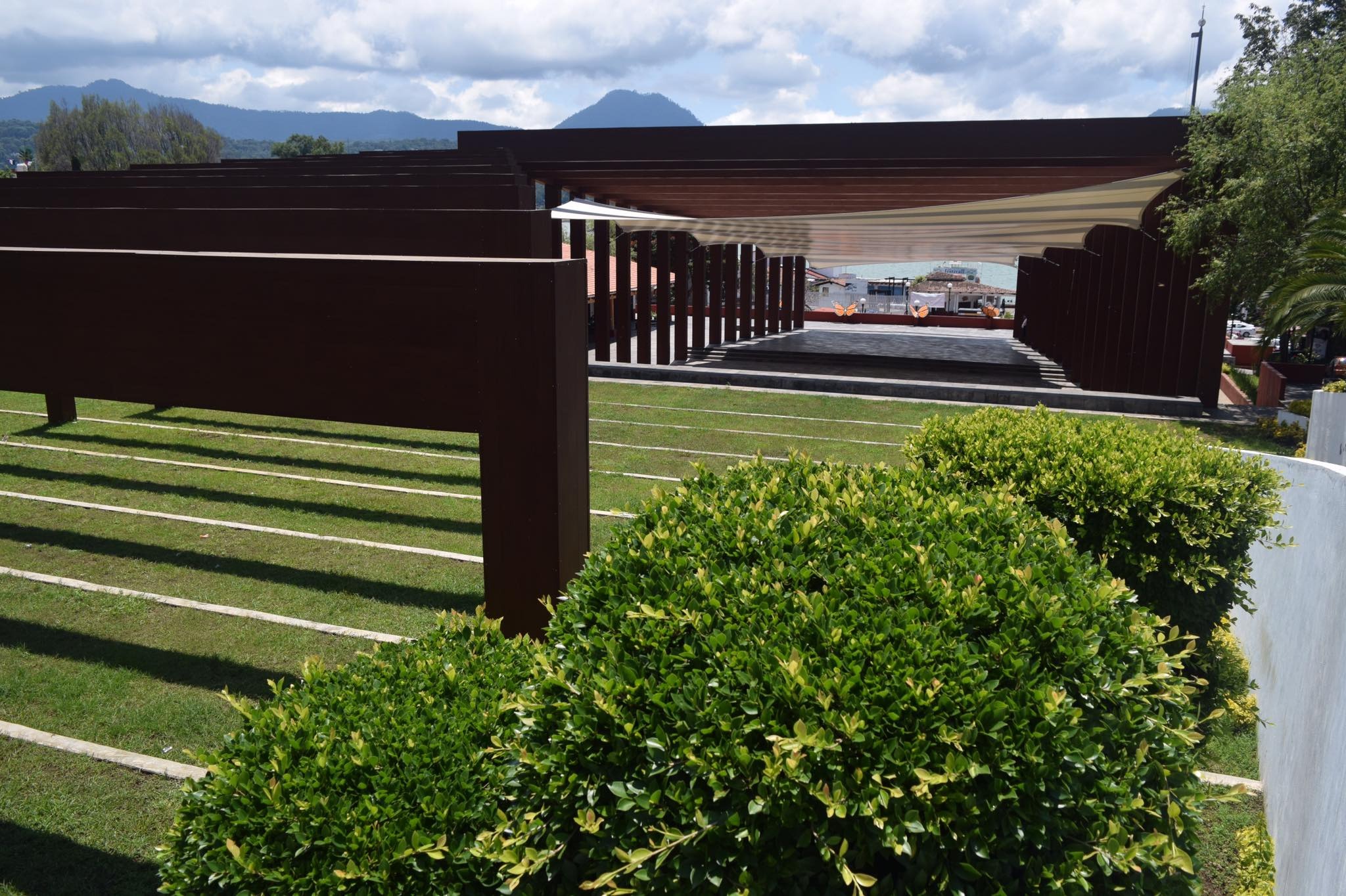 Vista del teatro al aire libre en Valle de Bravo con estructura metálica y paisaje al fondo